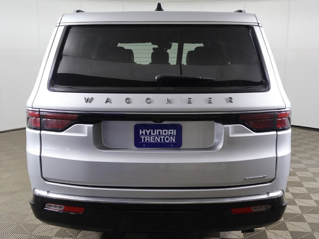 Used 2024 Jeep Wagoneer L Series III w/ Flexible Seating Group AWD/4WD image 17