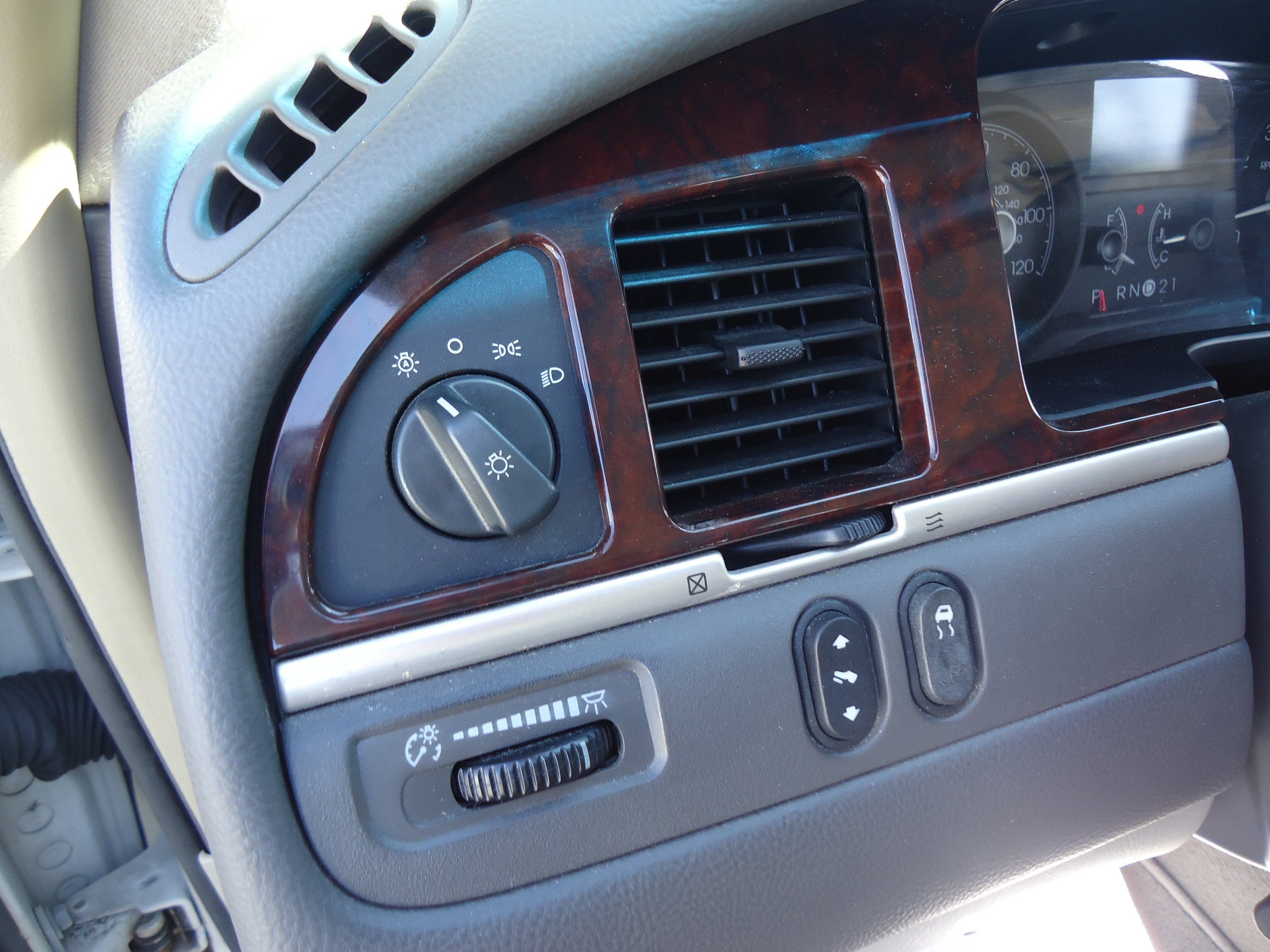 Used 2006 Lincoln Town Car Signature RWD image 14