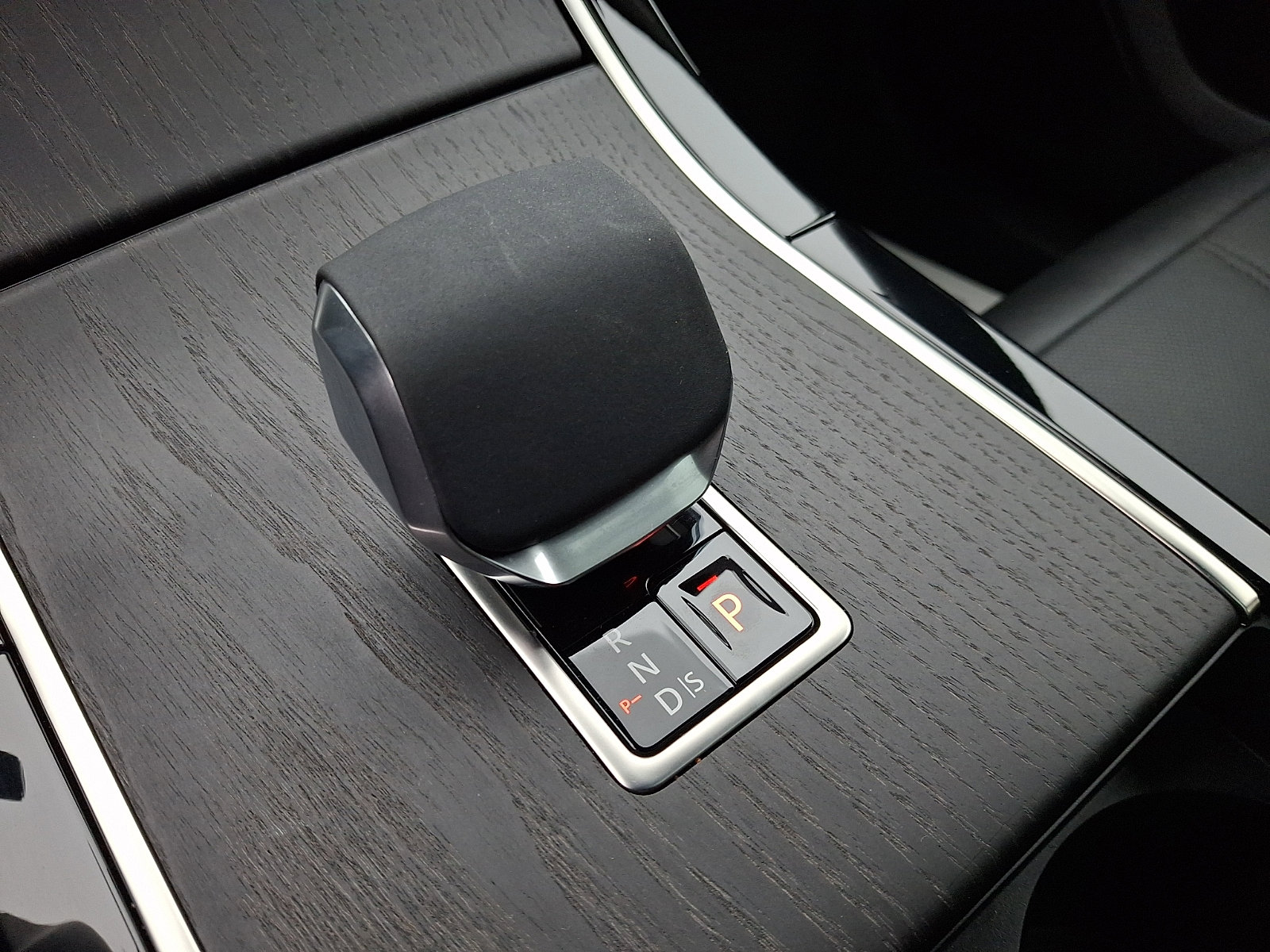 Used 2025 Land Rover Range Rover Velar Dynamic SE image 14