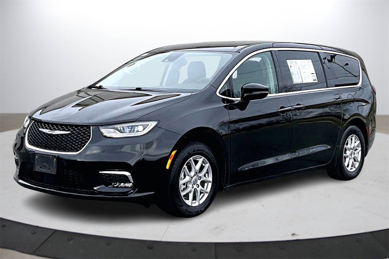 Certified 2024 Chrysler Pacifica Touring-L image 4