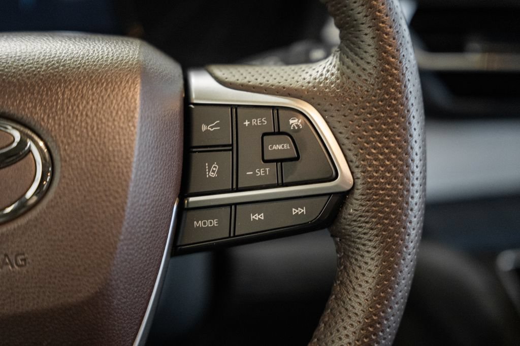 Used 2024 Toyota Sienna Platinum AWD/4WD image 24