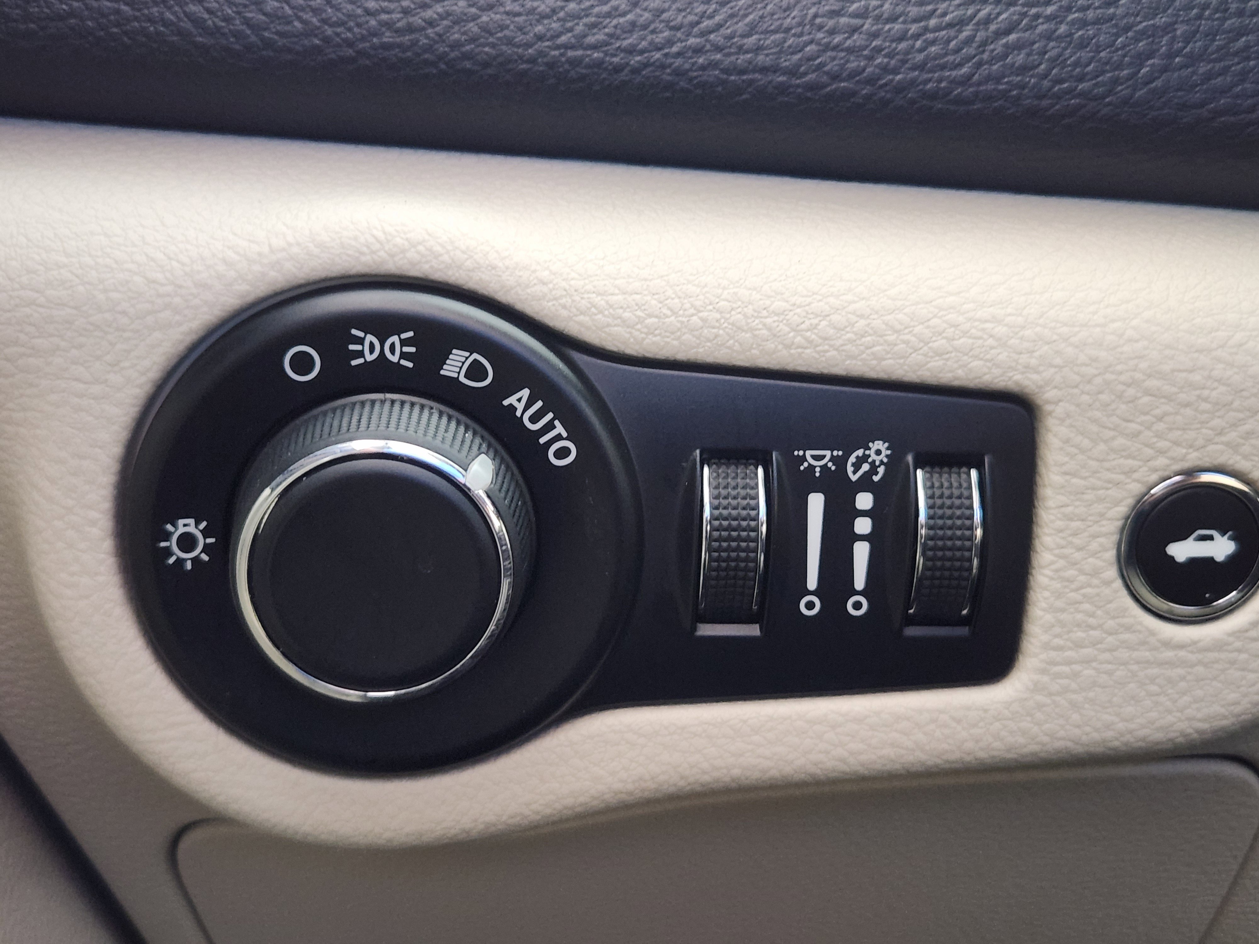 Used 2016 Chrysler 200 LX image 27