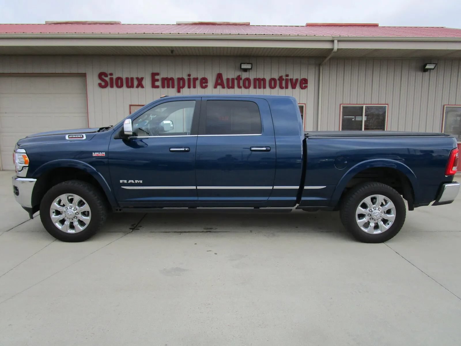 Used 2022 RAM 2500 Limited AWD/4WD image 2