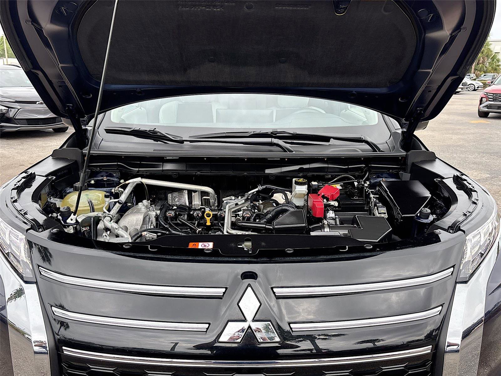 Used 2025 Mitsubishi Outlander SE FWD image 32