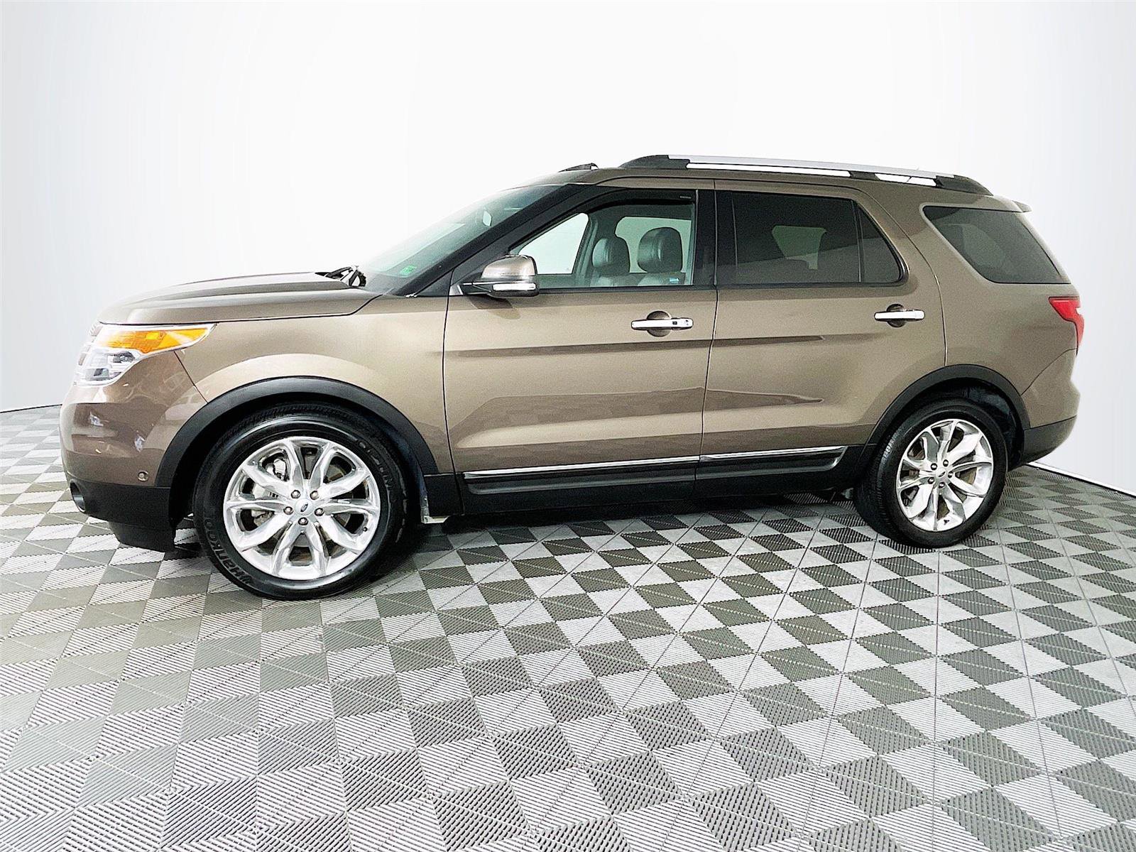 Used 2015 Ford Explorer Limited w/ Equipment Group 302A image 4