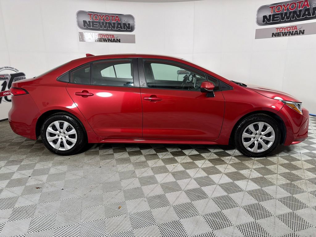 Used 2021 Toyota Corolla LE image 2