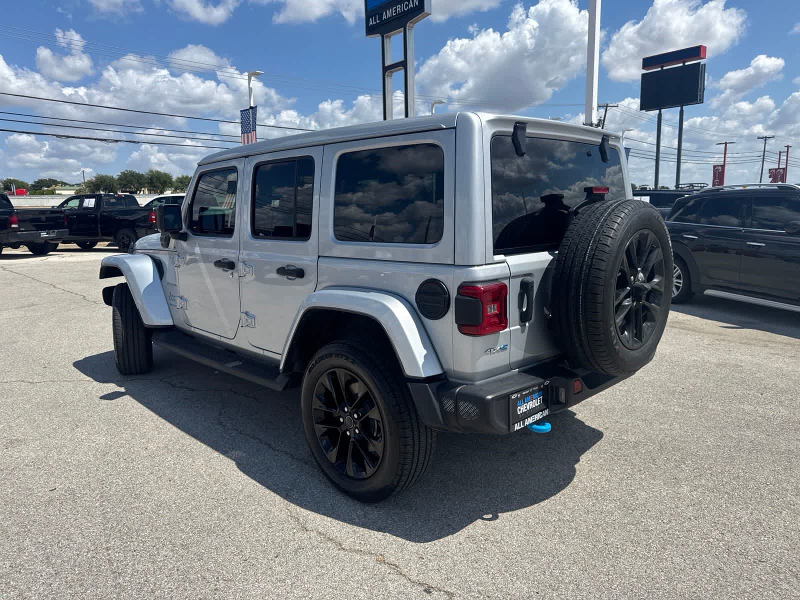 Used 2024 Jeep Wrangler Unlimited Sahara w/ Technology Group AWD/4WD image 3