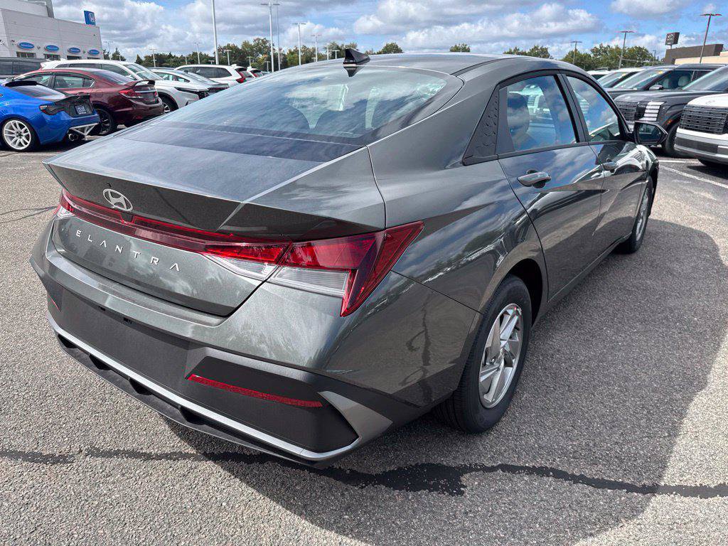 New 2026 Hyundai Elantra SE FWD image 5