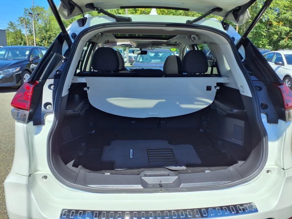 Used 2018 Nissan Rogue SV w/ Sun & Sound Touring Package AWD/4WD image 9