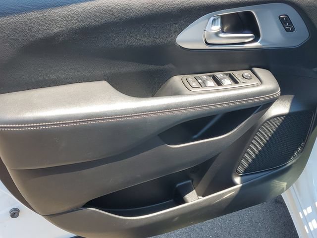 Used 2021 Chrysler Pacifica Touring-L w/ S Appearance Package FWD image 9