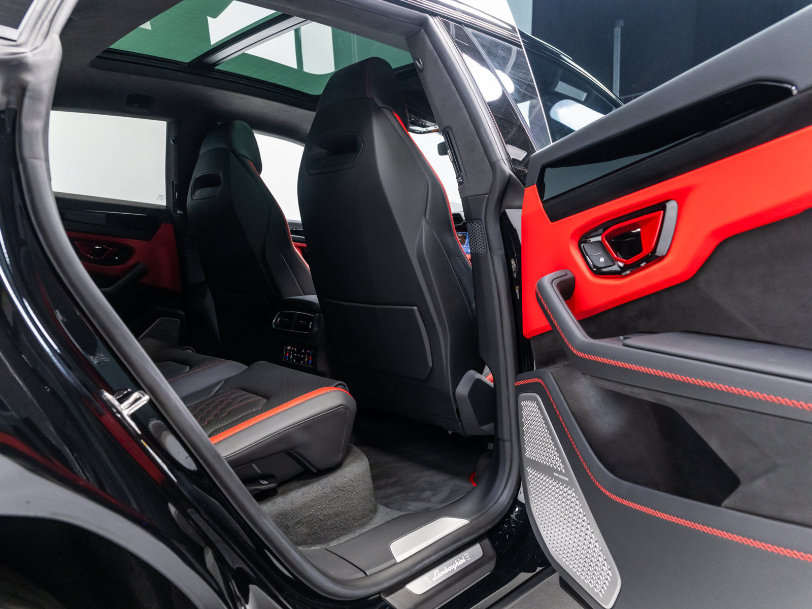 Used 2025 Lamborghini Urus SE AWD/4WD image 67