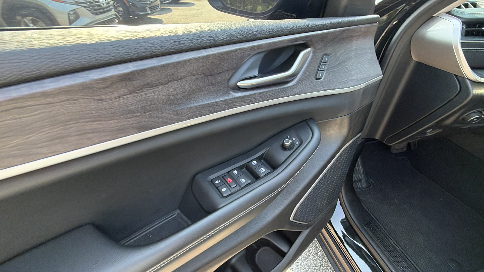 Used 2022 Jeep Grand Cherokee Limited w/ Luxury Tech Group II RWD image 15