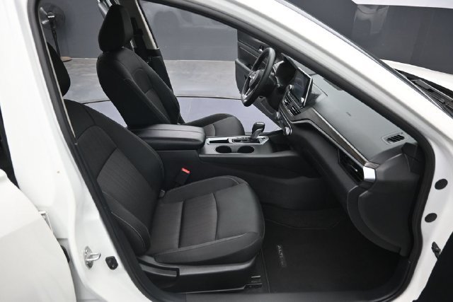 Used 2025 Nissan Altima 2.5 SV FWD image 29