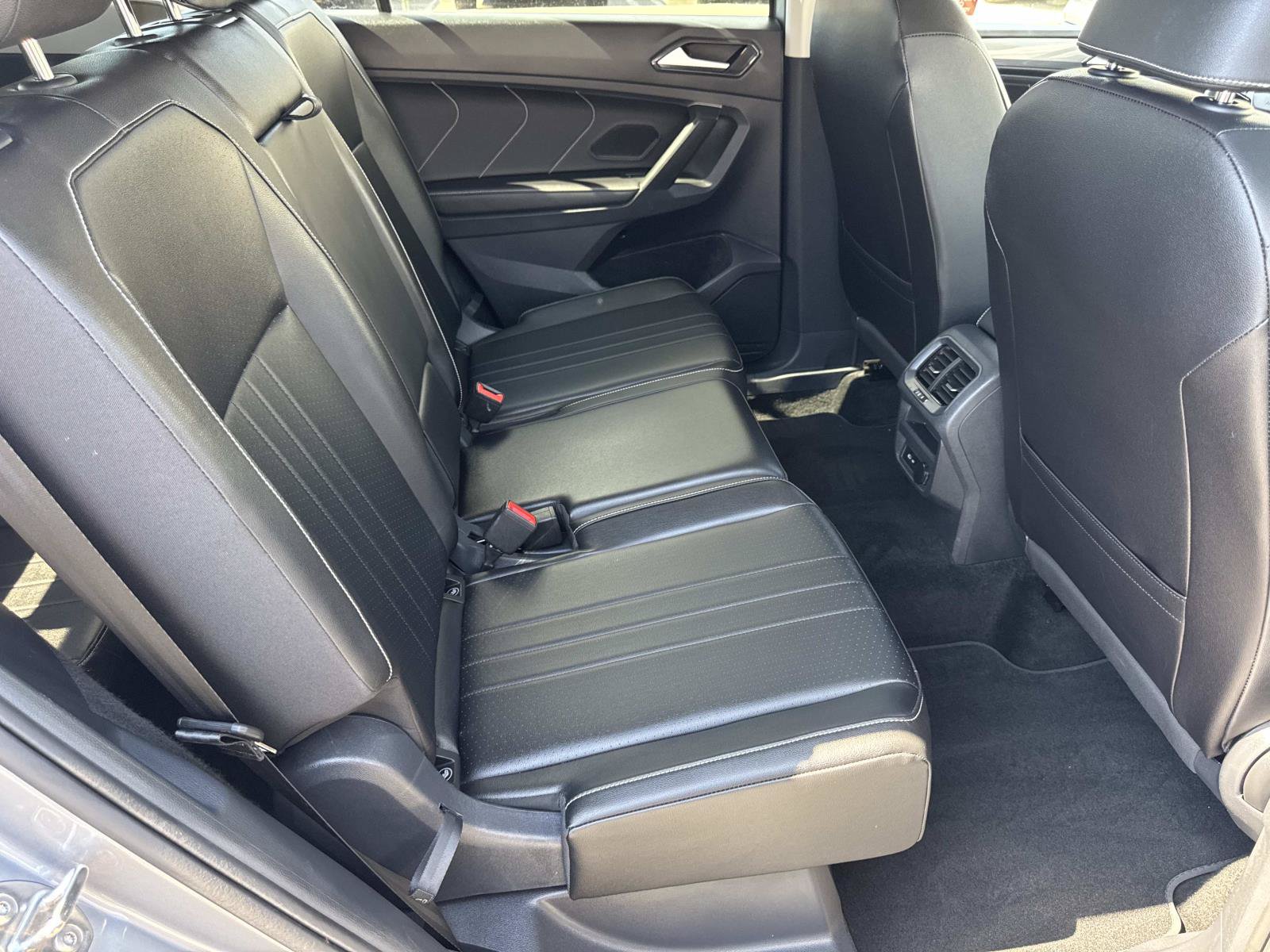 Certified 2024 Volkswagen Tiguan SE FWD image 31