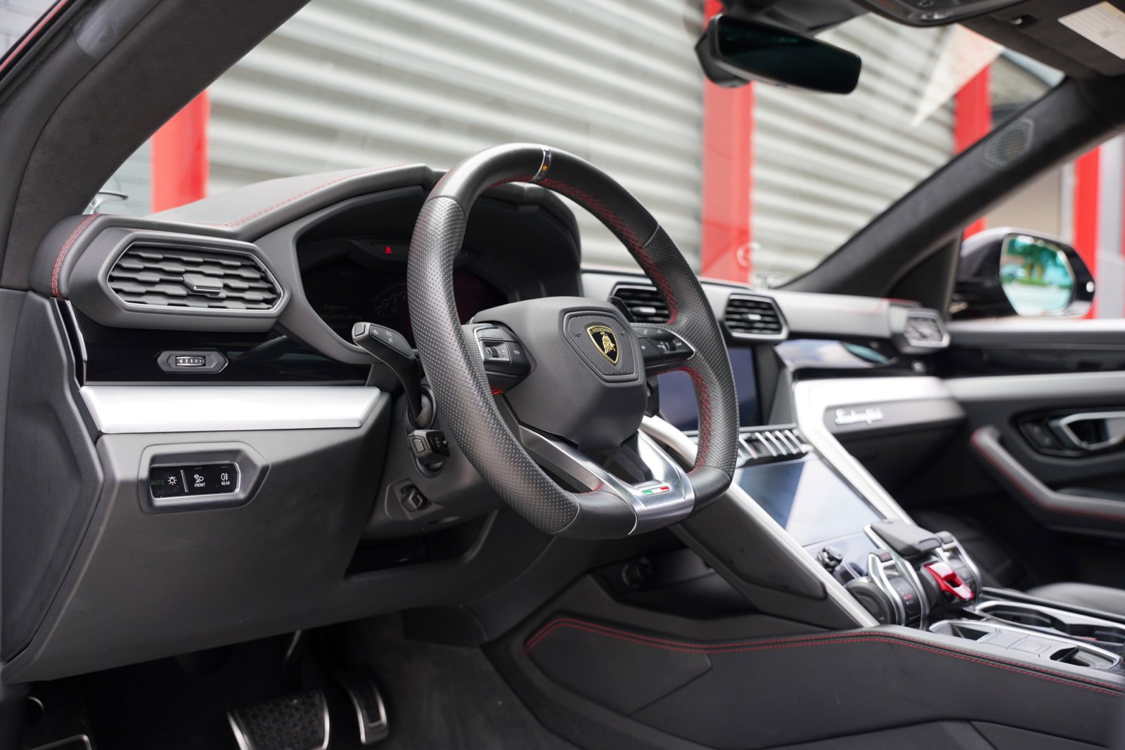 Used 2019 Lamborghini Urus AWD/4WD image 18