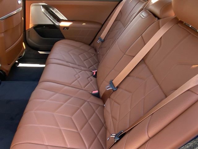 Used 2025 BMW i7 xDrive60 image 16