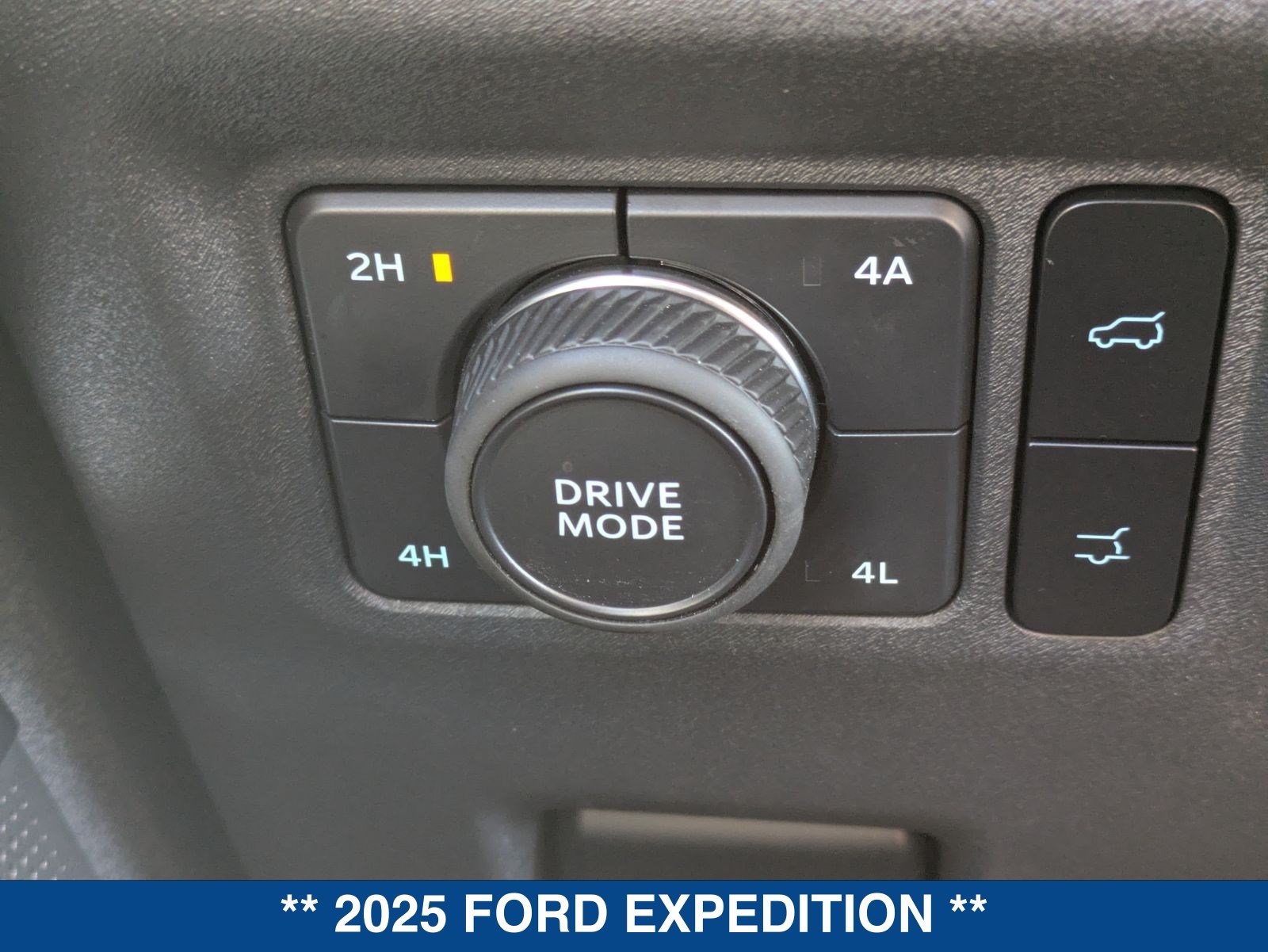 Used 2025 Ford Expedition Active AWD/4WD image 39