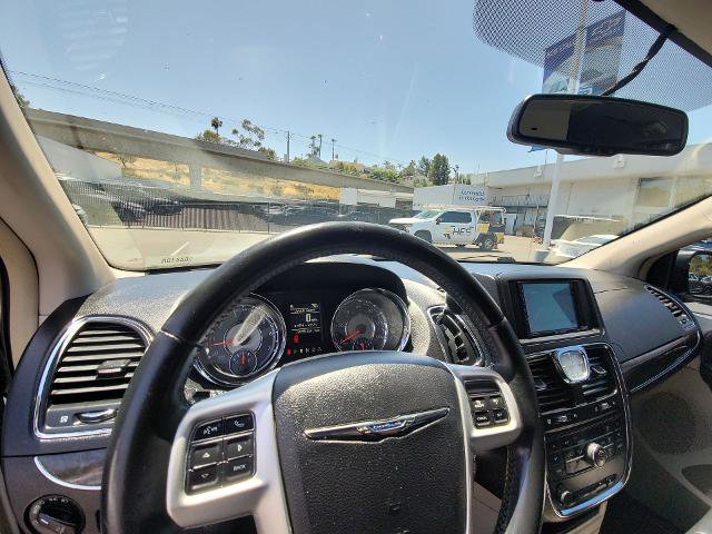 Used 2016 Chrysler Town & Country Touring FWD image 10