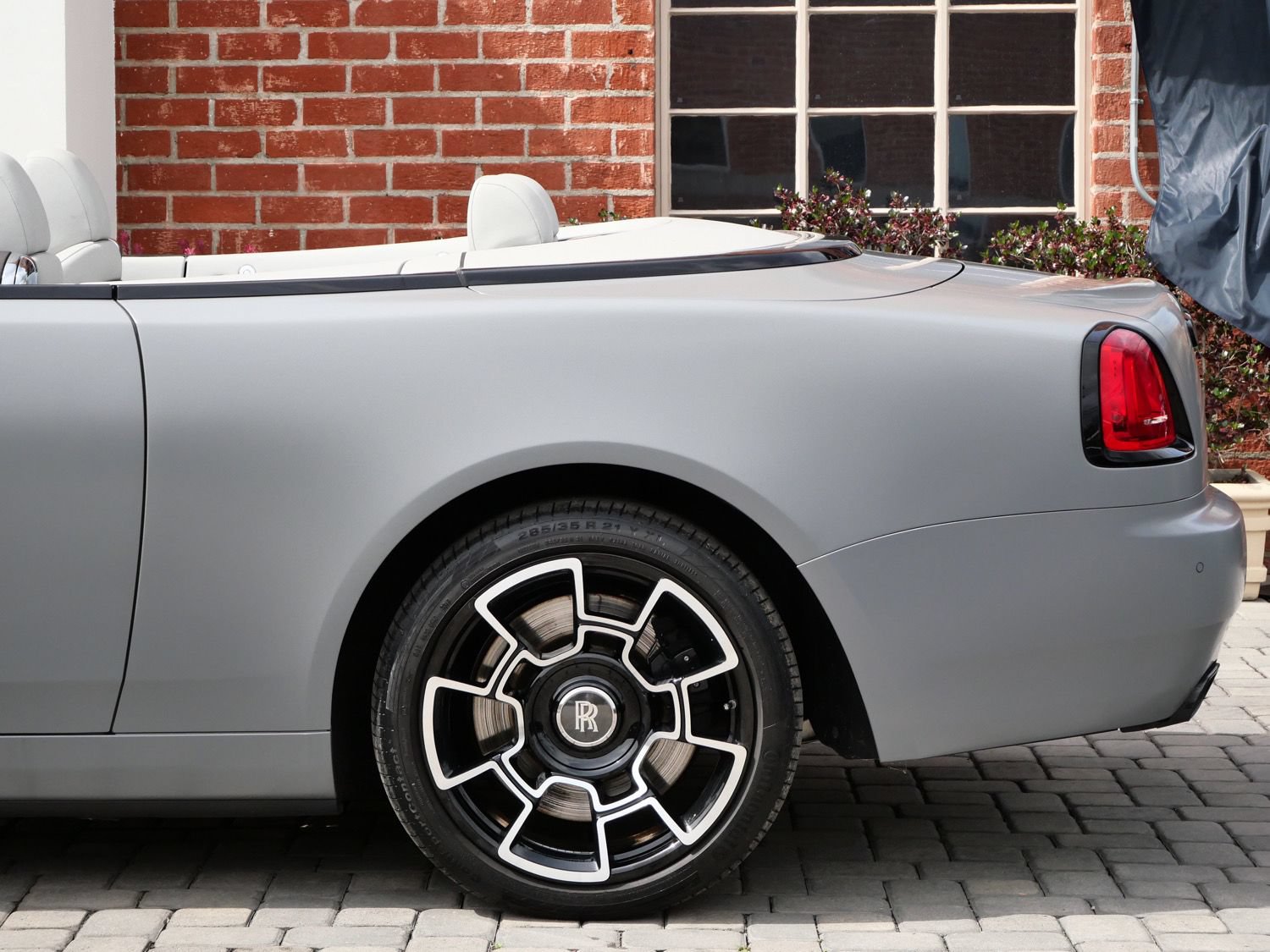 Used 2019 Rolls-Royce Dawn RWD image 23