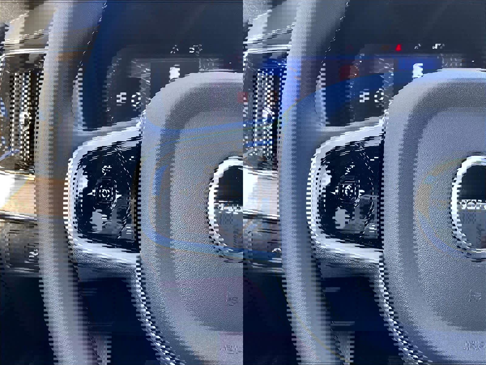 New 2026 Volvo XC90 T8 Plus w/ Protection Package Premier image 17