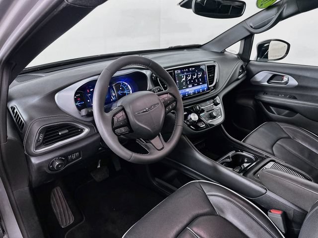 Used 2025 Chrysler Pacifica Premium FWD image 11