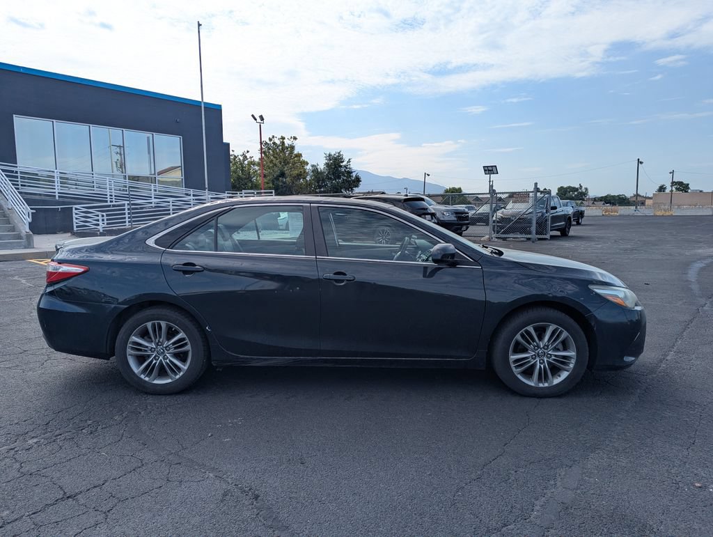 Used 2017 Toyota Camry SE w/ Moonroof Package FWD image 2