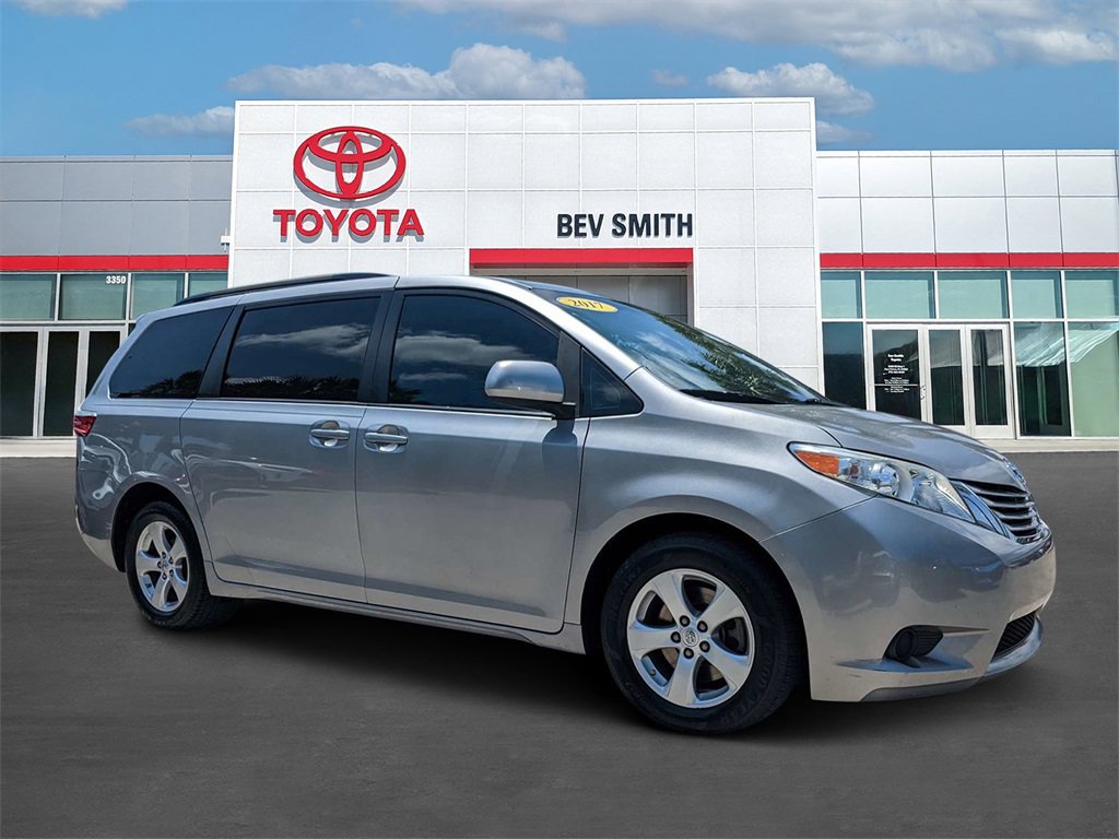 Certified 2017 Toyota Sienna LE FWD image 1