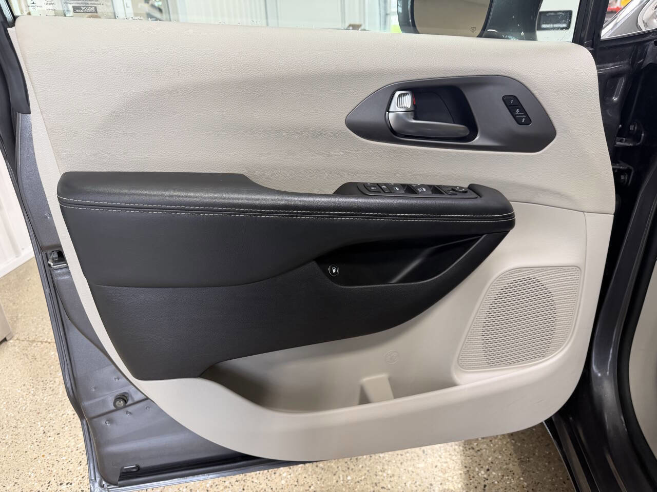 Used 2021 Chrysler Pacifica Touring-L FWD image 23