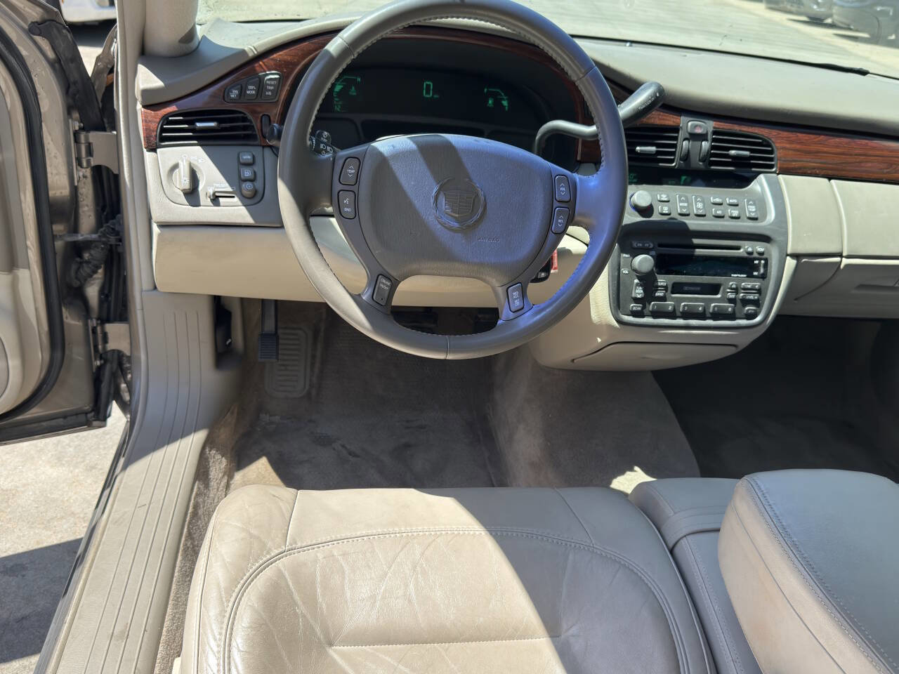 Used 2003 Cadillac De Ville w/ Comfort & Convenience Package FWD image 31