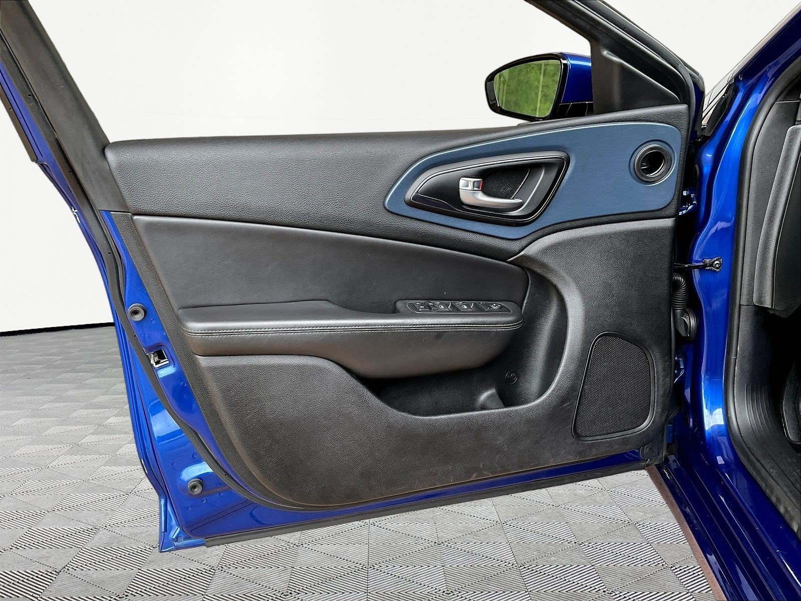Used 2015 Chrysler 200 S w/ Comfort Group FWD image 19