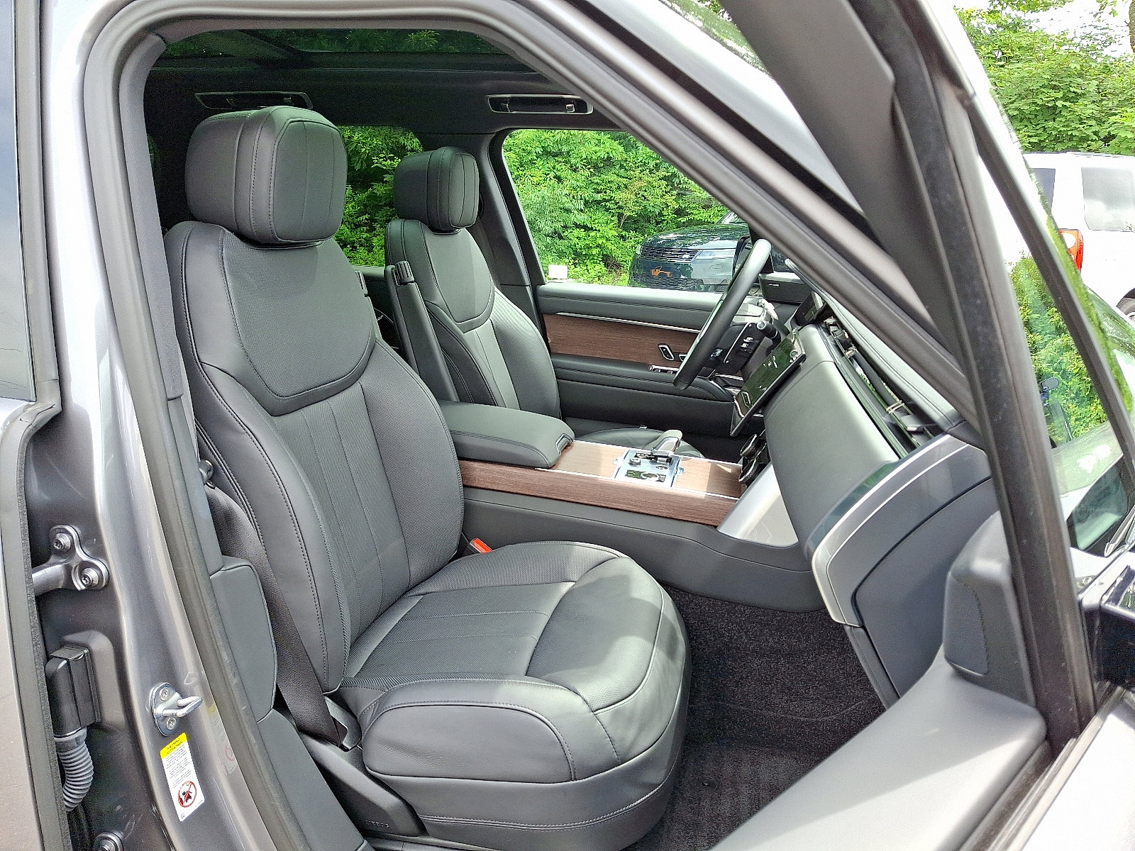 Certified 2023 Land Rover Range Rover SE image 3