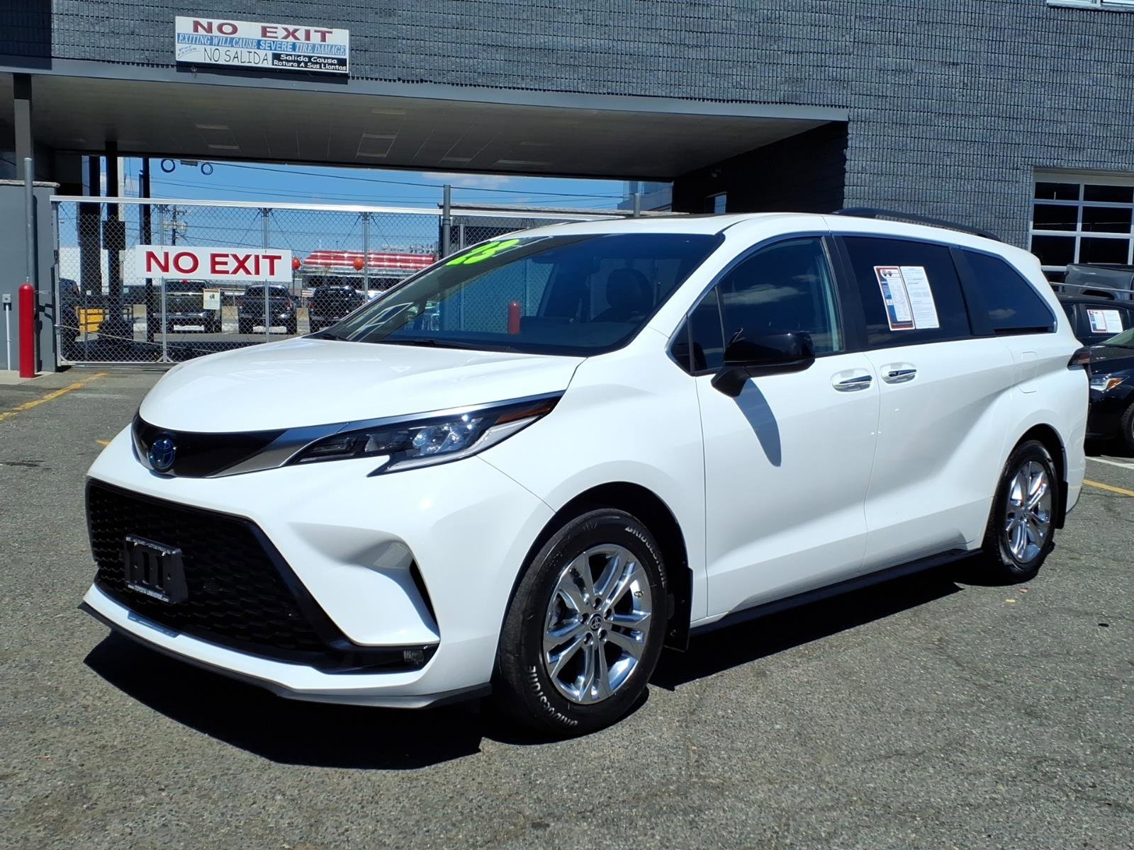 Certified 2023 Toyota Sienna XSE w/ XSE Plus Package AWD/4WD image 3