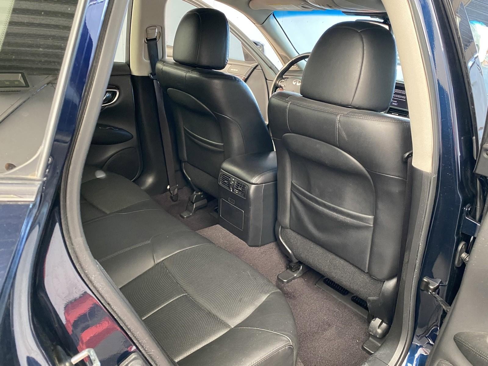 Used 2018 INFINITI Q70 Luxe w/ Cargo Package image 11