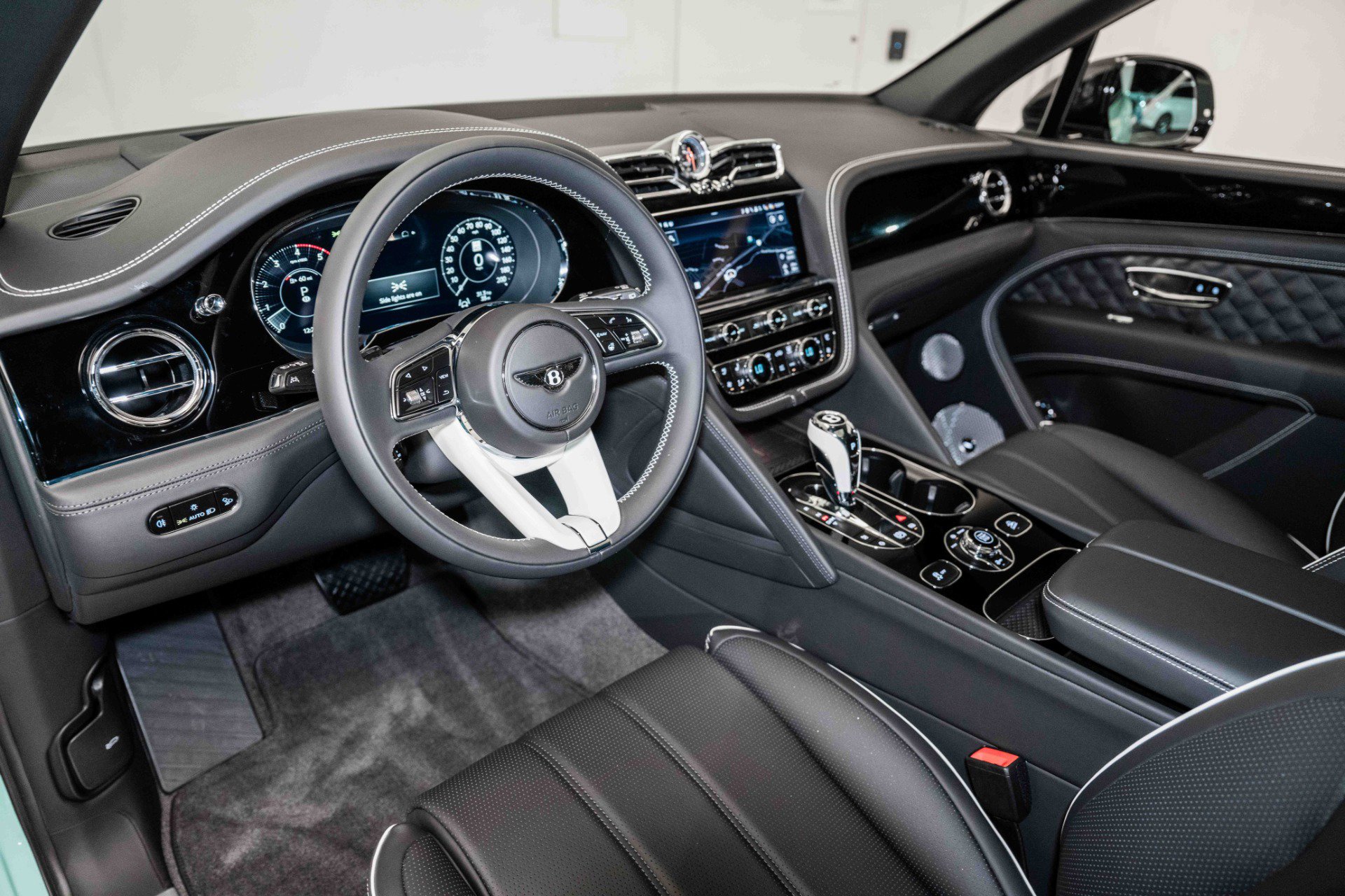 Used 2024 Bentley Bentayga image 17