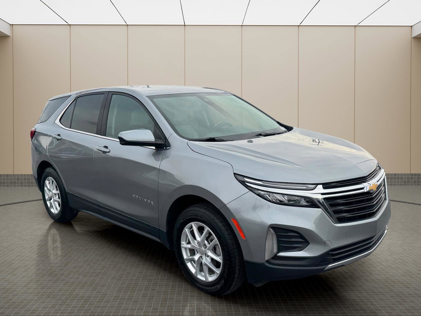 Used 2023 Chevrolet Equinox LT image 2