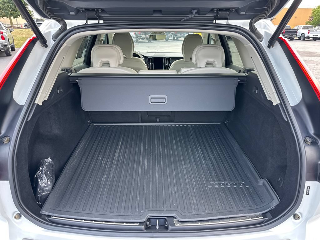 Used 2022 Volvo XC60 B5 Momentum w/ Climate Package FWD image 14