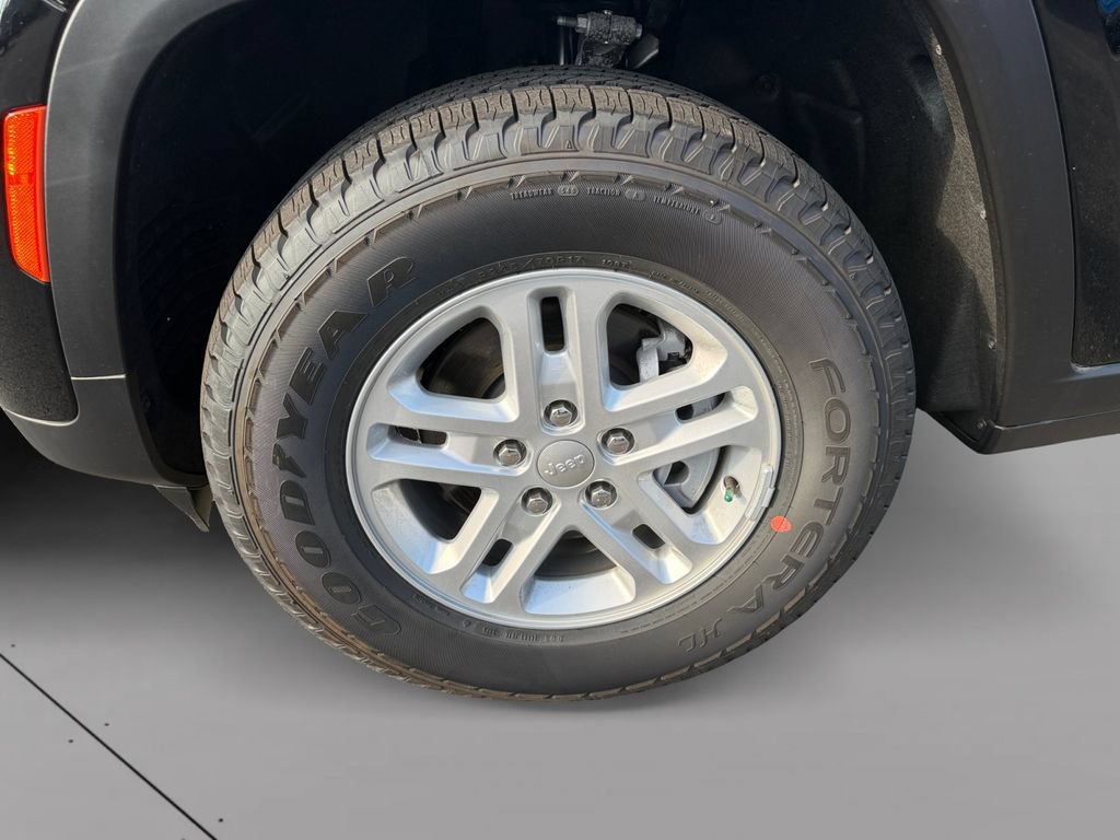 Used 2025 Jeep Grand Cherokee Laredo AWD/4WD image 9