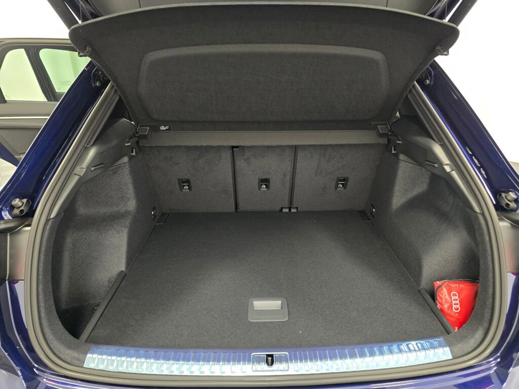 New 2025 Audi Q3 2.0T Premium image 11