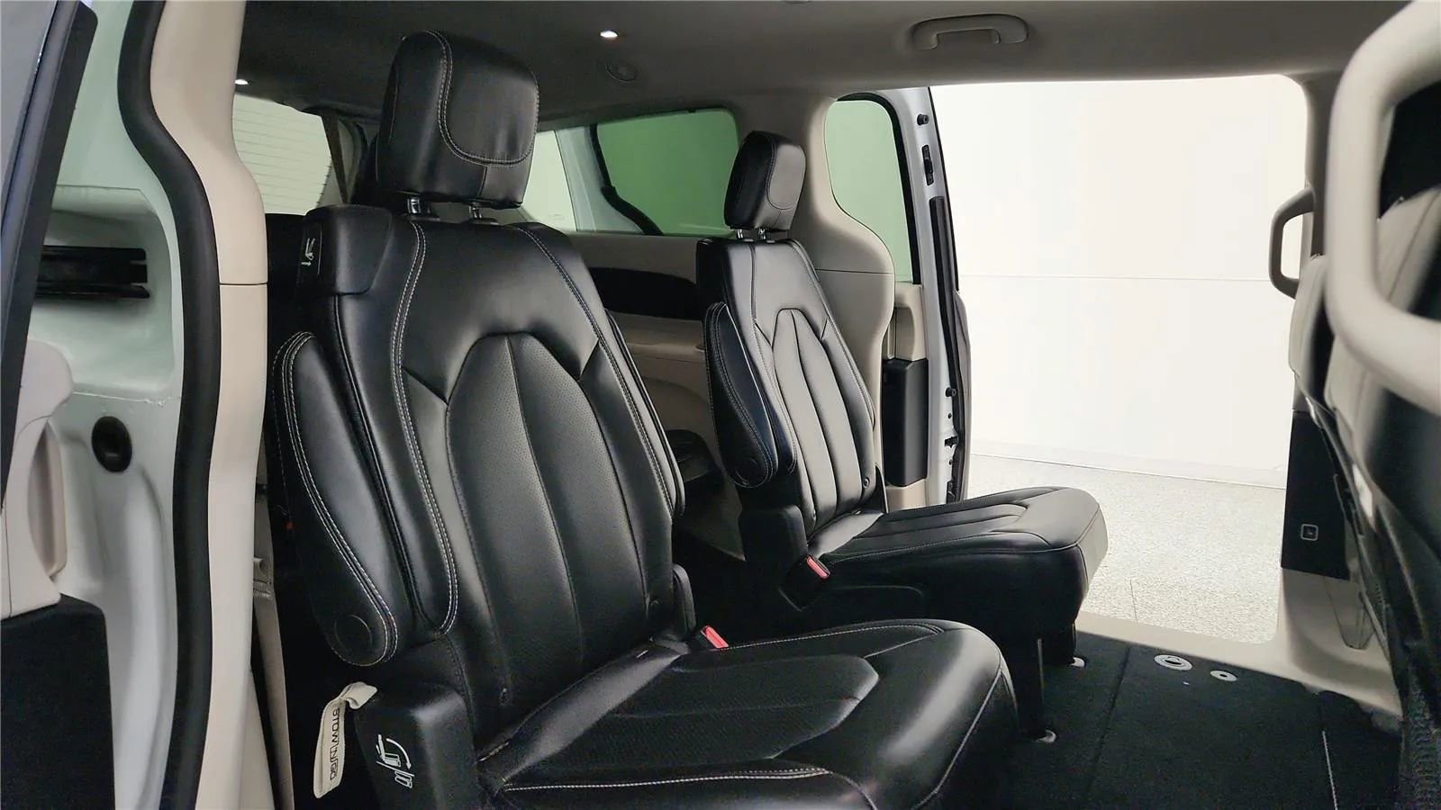 Used 2023 Chrysler Pacifica Touring-L FWD image 39