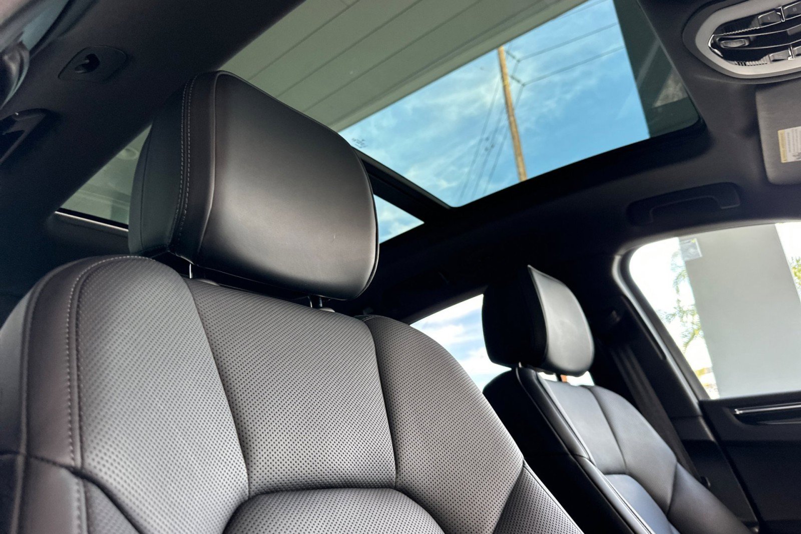 Certified 2026 Porsche Macan AWD/4WD image 17