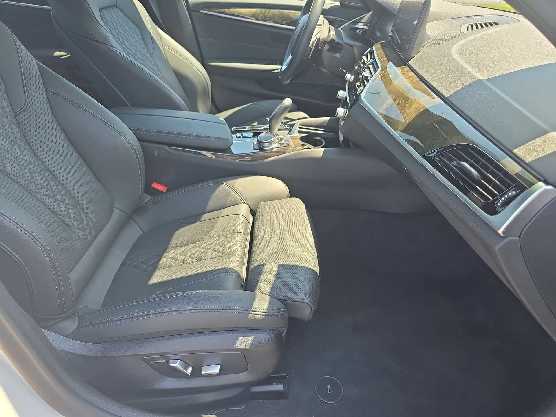 Used 2023 BMW 530i w/ Premium Package RWD image 10
