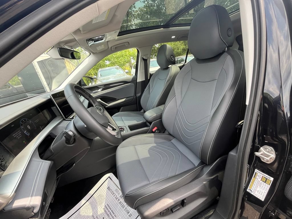 Certified 2025 Volkswagen Tiguan SE w/ Panoramic Sunroof Package AWD/4WD image 11