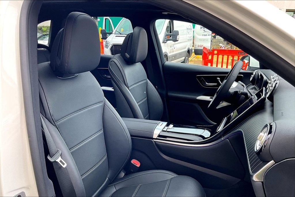 Used 2025 Mercedes-Benz GLC 350e 4MATIC image 7
