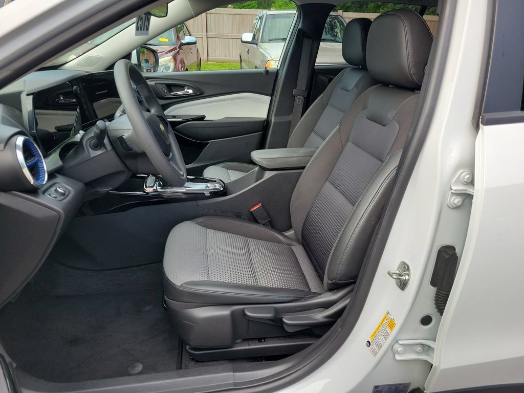 Used 2025 Chevrolet Trax LT FWD image 19