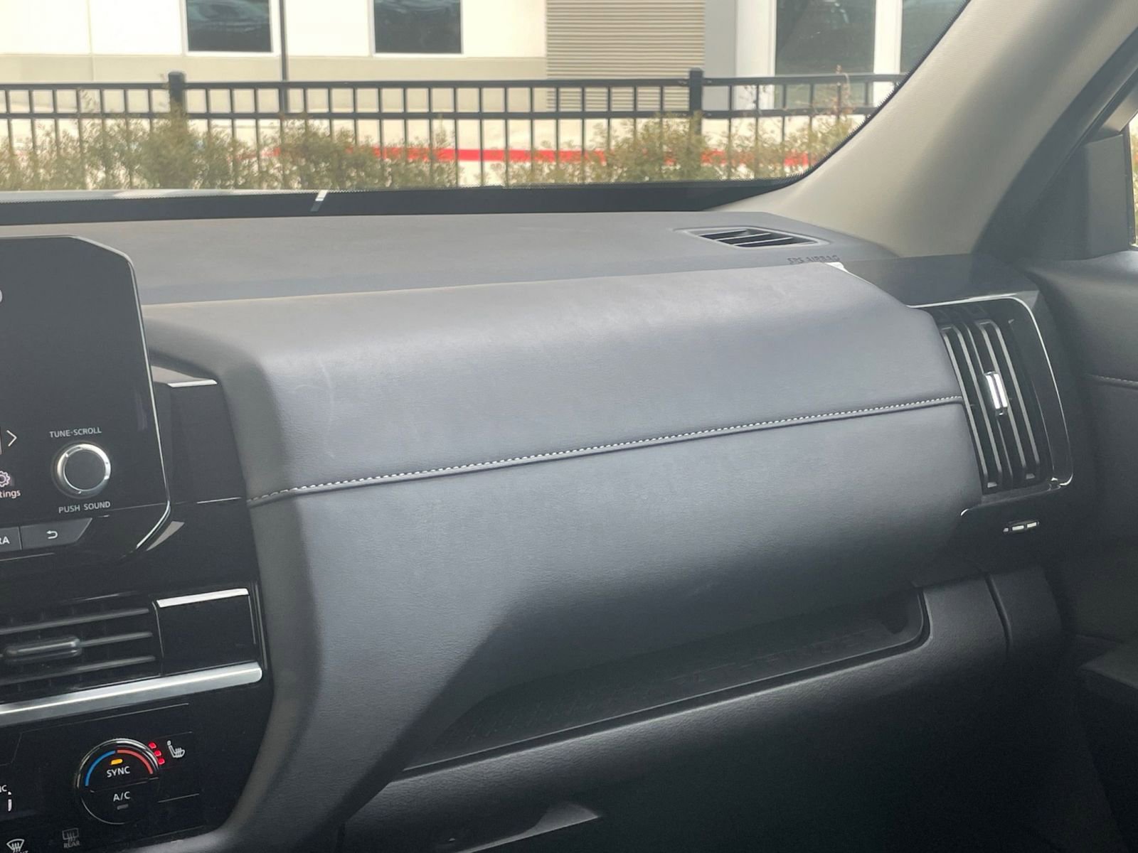 Used 2025 Nissan Pathfinder SV image 39