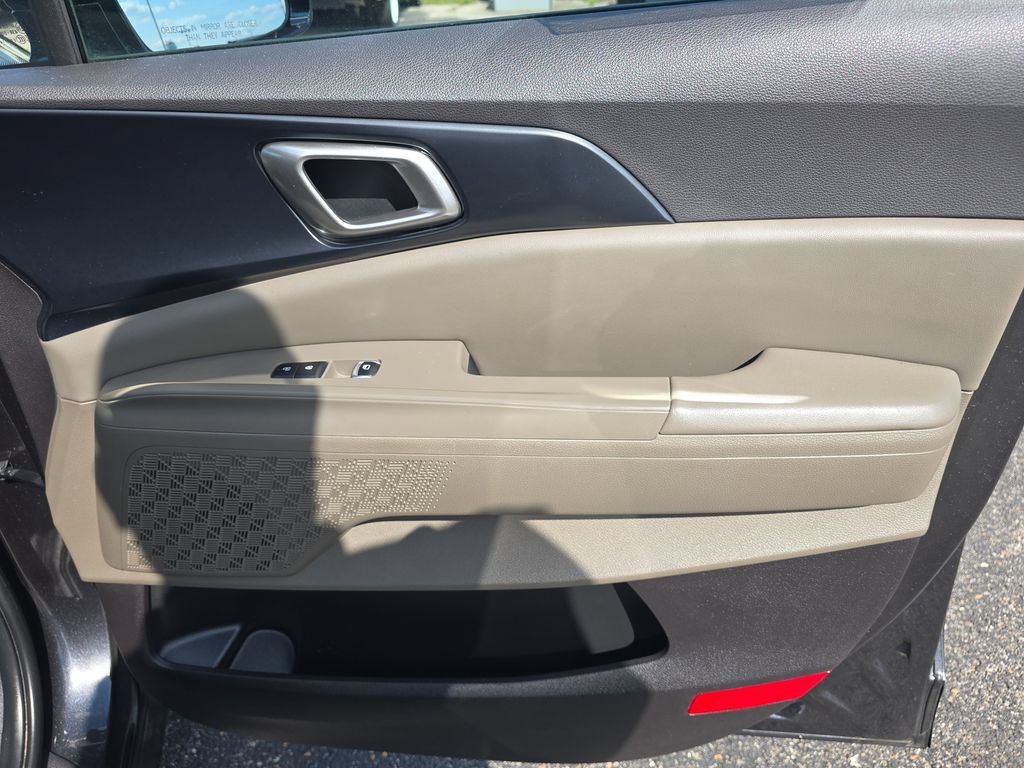 Used 2025 Kia Carnival FWD image 17