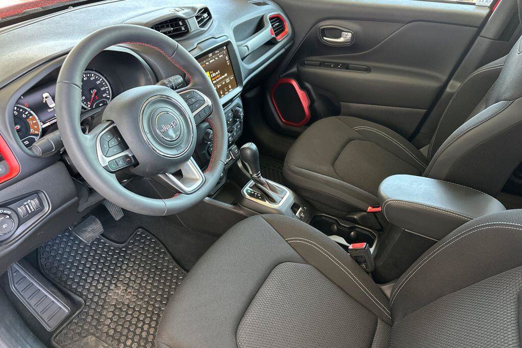 Used 2023 Jeep Renegade Latitude w/ Sun/Sound Group AWD/4WD image 10