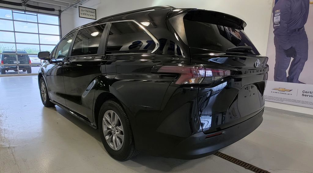 Used 2024 Toyota Sienna XLE image 5