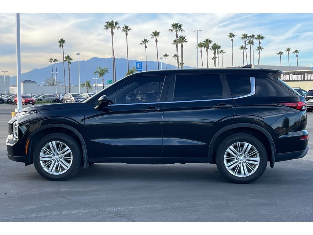 Used 2022 Mitsubishi Outlander ES image 2