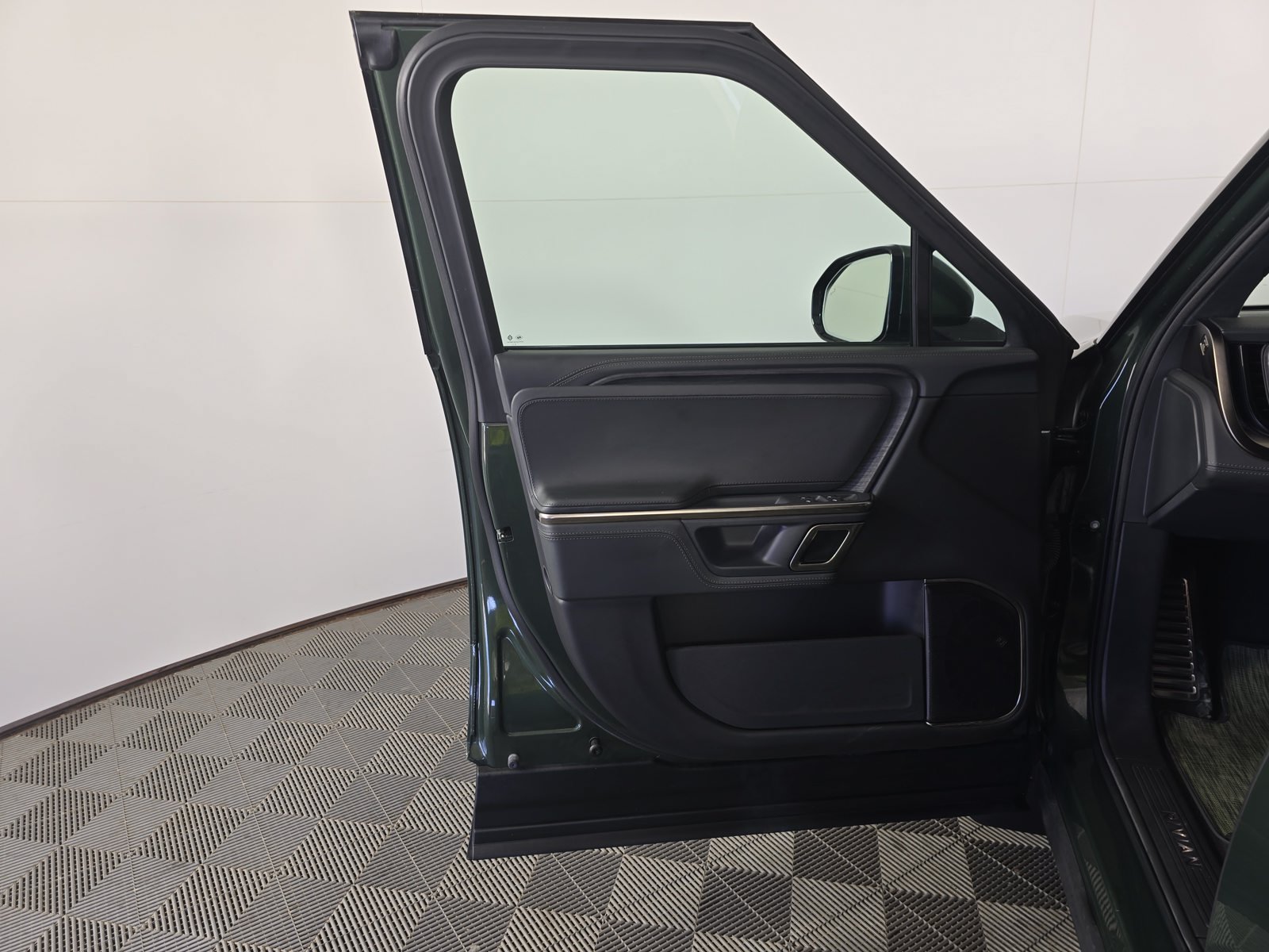 Used 2024 Rivian R1T Adventure Dual AWD/4WD image 16